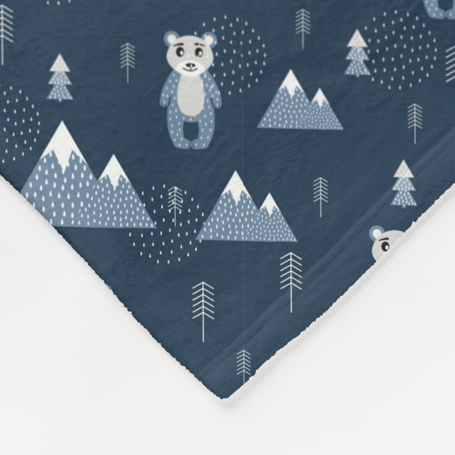 Waldbären, Berge, Bäume und Pfeile Fleecedecke (Ecke)
