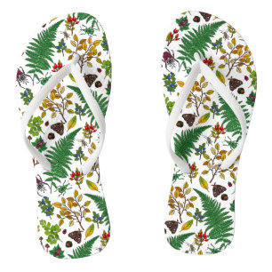 Waldbeeren, Blätter und Waldkäfer auf Weiß Flip Flops