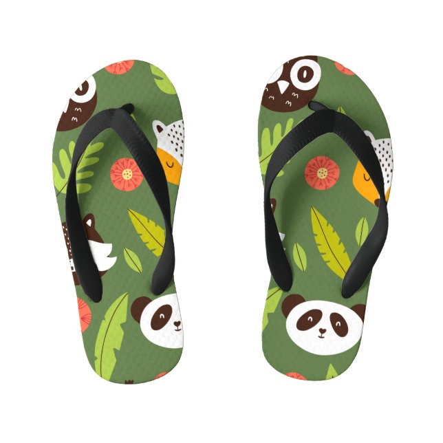 Waldbewohner: skandinavisches Kindermuster. Kinderbadesandalen (Fußbett)