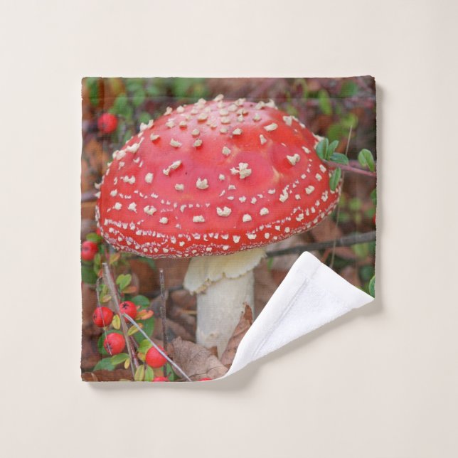 Waldboden Roter Toadstool Rote Berries Foliage Waschlappen (Waschlappen)