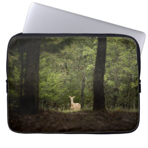 Wälder Ein weißer Schwanz im Wald Laptopschutzhülle