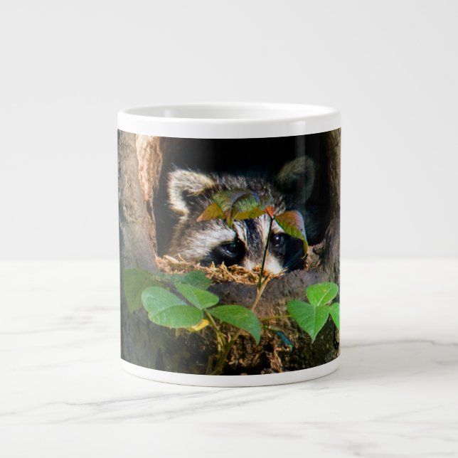 Wälder | Raccoon Peeking Jumbo-Tasse (Vorderseite)