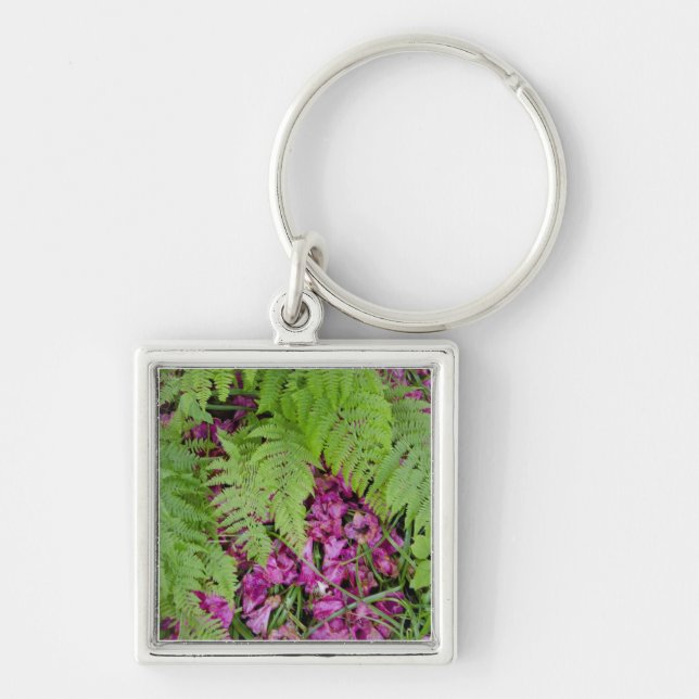 Waldfarne mit rosa Blütenblättern auf dem Boden Schlüsselanhänger (Vorne)