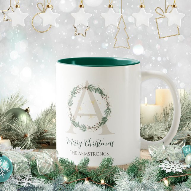 Waldgrüner Kranz Monogramm Weihnachtsinitiale Kaffeetasse (Von Creator hochgeladen)