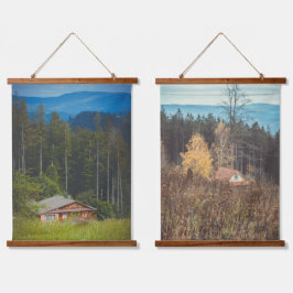 Waldhütten unter den Bergen Wandteppich Mit Holzrahmen