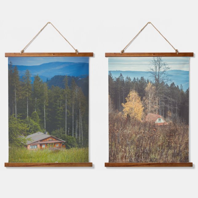 Waldhütten unter den Bergen Wandteppich Mit Holzrahmen (Doppelt)