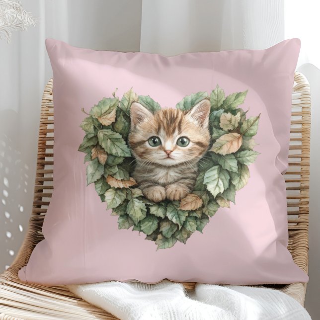 Waldland Herz Kitty - Gemütlicher Fall Kissen (Woodland Heart Kitty - Cozy Fall Throw Pillow in a sunny boho rattan chair.)
