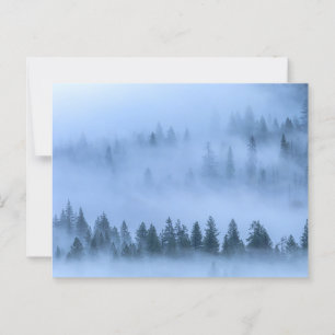 Waldlandschaft mit Aussicht auf die Luft im Nebel Postkarte