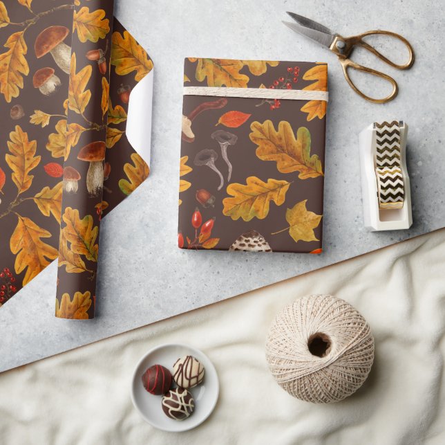 Waldpilze und Herbstflora in Braun Geschenkpapier (Basteln)