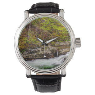 Waldstrom in großen, rauschigen Bergen Armbanduhr