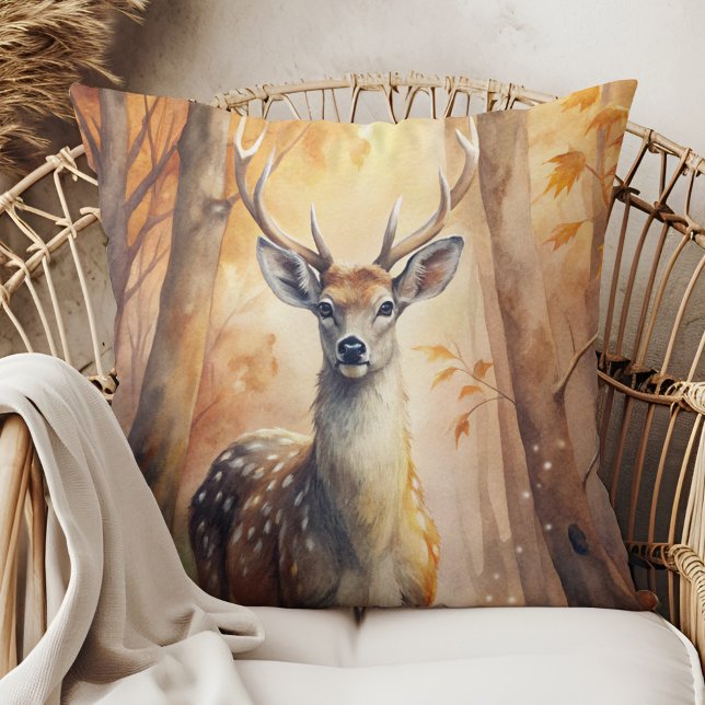 Waldtierherbst - naturlich Inspiriert Herbstdekor Kissen (Woodland Deer Autumn – Nature-Inspired Fall Decor Throw Pillow in a boho rattan armchair)