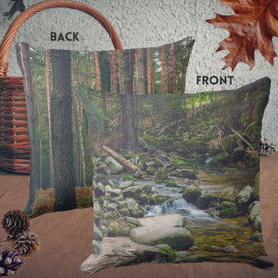 Waldwasserfall und Kiefernwald Kissen