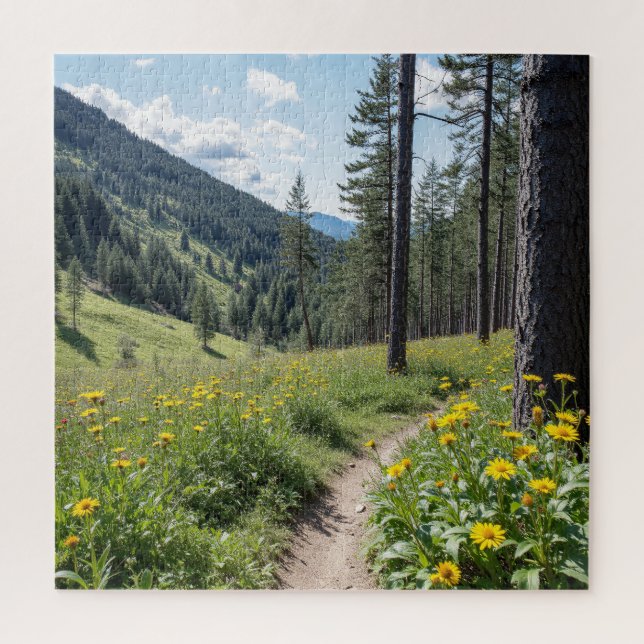 Waldweg mit gelben Wildblumen (Vertikal)