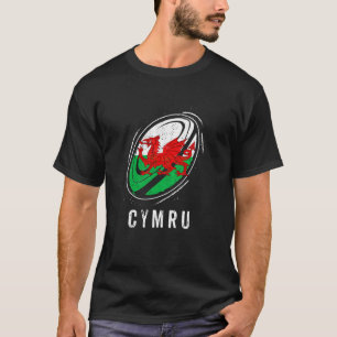 Walisische Rugby-Fans erhalten Rugby-Ball mit Cymr T-Shirt