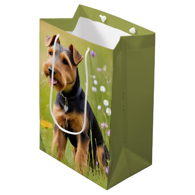 Walisische Terrier auf dem Gebiet der Wildblume Mittlere Geschenktüte (Vorderseite Schrägansicht)