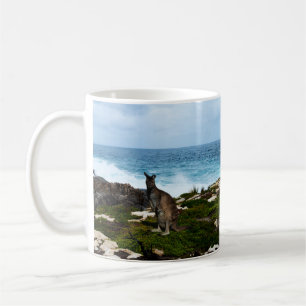 Wallaby an den Felsen am Meer, Tasse