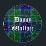Wallace Tartan Kariertes Dart Board Dartscheibe<br><div class="desc">Großartig aussehendes,  individuelles Dartboard,  das in den traditionellen blauen,  grünen und weißen Wallace schottischen Tartan kariert gemacht wurde. White Old World Style Text ist bereit,  für sich selbst oder als eine großartige Geschenkidee zu personalisieren.</div>