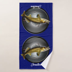 Walleye Pikes über tiefblauer Hintergrund Badhandtuch Set