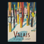 Wallis Schweiz Vintages Skiposter Poster<br><div class="desc">Wallis Schweiz Vintages Skiposter mit bunten Skiern im Schnee.</div>