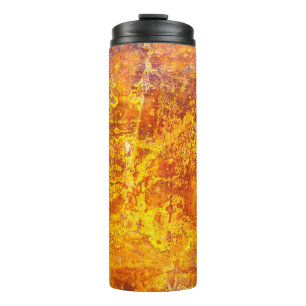 Wand aus abstrakt orangefarbenem Beton, Thermosbecher