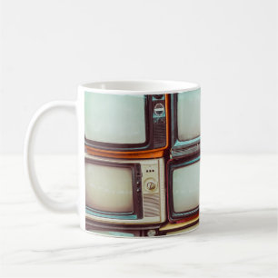 Wand aus einem Stapel bunter Retro-Fernseher Kaffeetasse