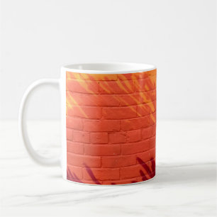 Wand aus rotem und orangefarbenem Ziegelstein Kaffeetasse