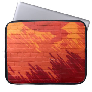 Wand aus rotem und orangefarbenem Ziegelstein Laptopschutzhülle