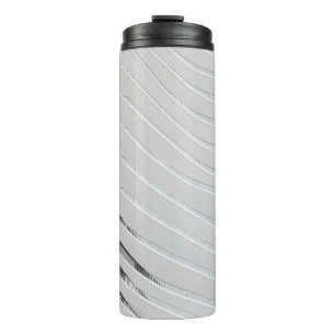 Wand aus weißem Gebäude Thermosbecher