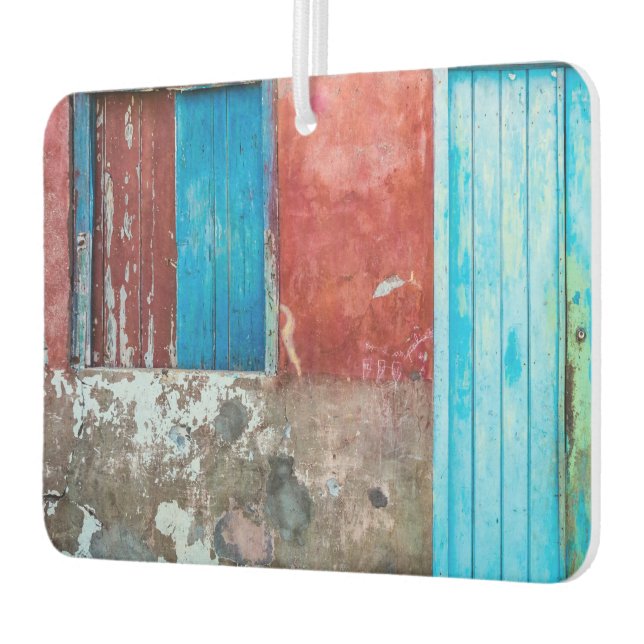 Wand, Tür und Fenster sind rot, blau und grau Autolufterfrischer (Links)