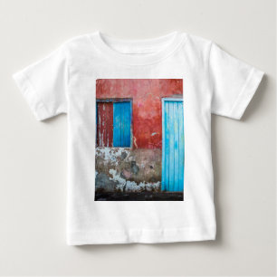 Wand, Tür und Fenster sind rot, blau und grau Baby T-shirt
