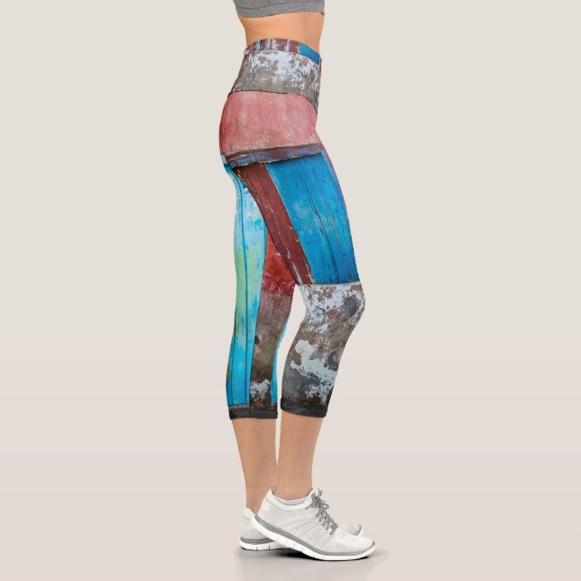 Wand, Tür und Fenster sind rot, blau und grau Capri Leggings (Rechts)