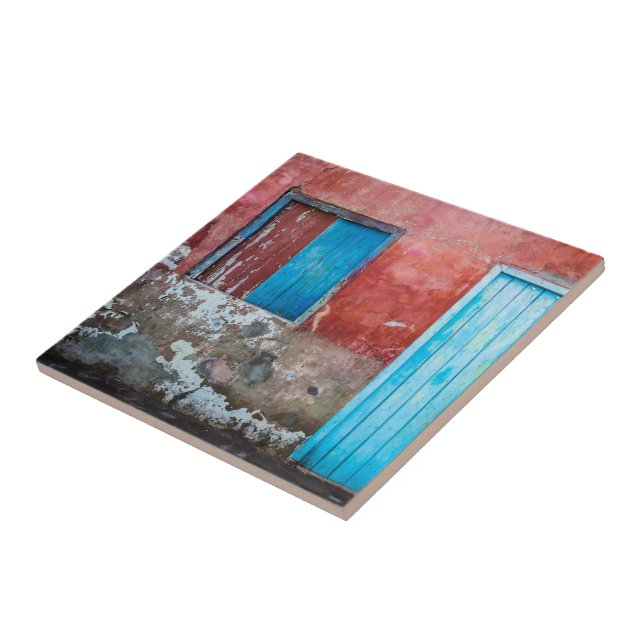 Wand, Tür und Fenster sind rot, blau und grau Fliese (Seite)
