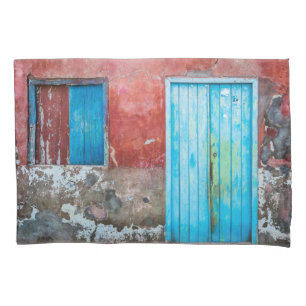 Wand, Tür und Fenster sind rot, blau und grau Kissenbezug