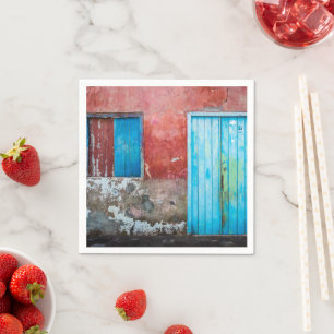 Wand, Tür und Fenster sind rot, blau und grau Serviette