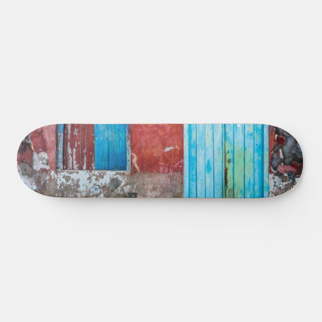 Wand, Tür und Fenster sind rot, blau und grau Skateboard (Horizontal)
