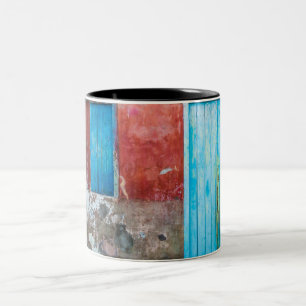 Wand, Tür und Fenster sind rot, blau und grau Zweifarbige Tasse