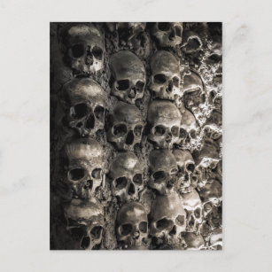 Wand voller Schädel und Knochen in der Knochenkape Postkarte