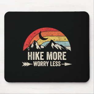 Wandere mehr, sorge dich weniger Retro-Bergwandern Mousepad