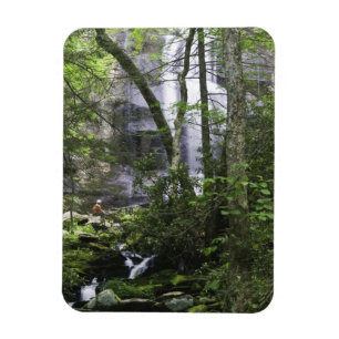 Wanderer bewundert den Falls Branch Falls Magnet