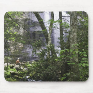 Wanderer bewundert Falls Branch Falls Mousepad