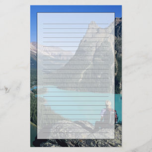 Wanderer mit Blick auf den türkis-farbenen See Briefpapier