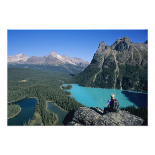 Wanderer mit Blick auf den türkis-farbenen See Fotodruck