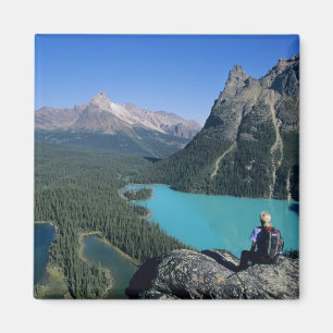 Wanderer mit Blick auf den türkis-farbenen See Magnet