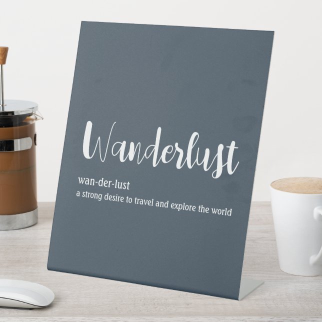 Wanderlust-Definition weiß, grau Sockelschild (In Situ)