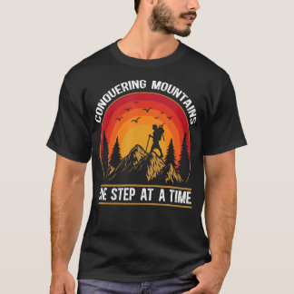 Wanderlust-Treibstoff. Zitat für Wanderliebhaber - T-Shirt
