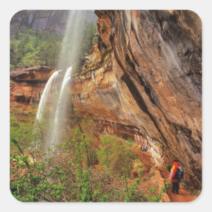Wandern auf dem Emerald Pools Trail im Zion Nation Quadratischer Aufkleber