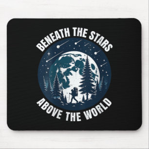 Wandern für Frauen. Unter den Sternen, über der We Mousepad