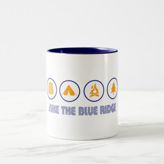 Wandern im blauen Ridge Zweifarbige Tasse (Mittel)