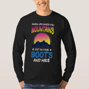Wandern im Freien, wenn das Leben einen zum Berg m T-Shirt