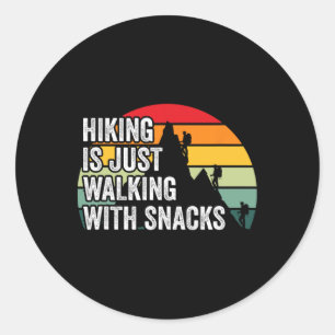 Wandern ist einfach Spazieren mit Snacks Wanderlie Runder Aufkleber